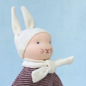 Petit lapin rouge, un doudou à faire soi-même présentant un modelage de tête selon la technique des poupées Waldorf