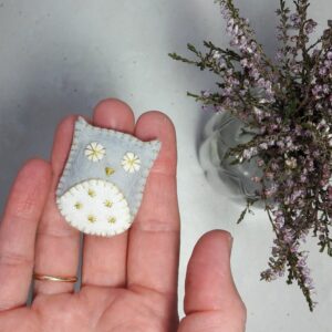 Le kit de la broche hibou en feutrine de laine, une création Pique & Colegram