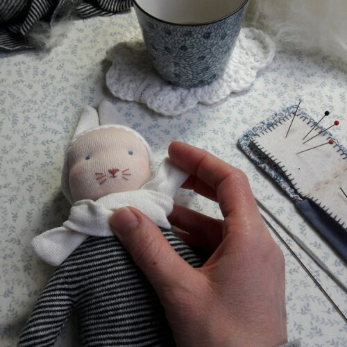 Confection su petit lapin bleu, un doudou Waldorf