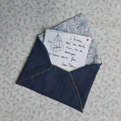 Le kit de l'enveloppe mots doux bleue, couture et broderie pour confectionner une enveloppe porteuse de doux messages