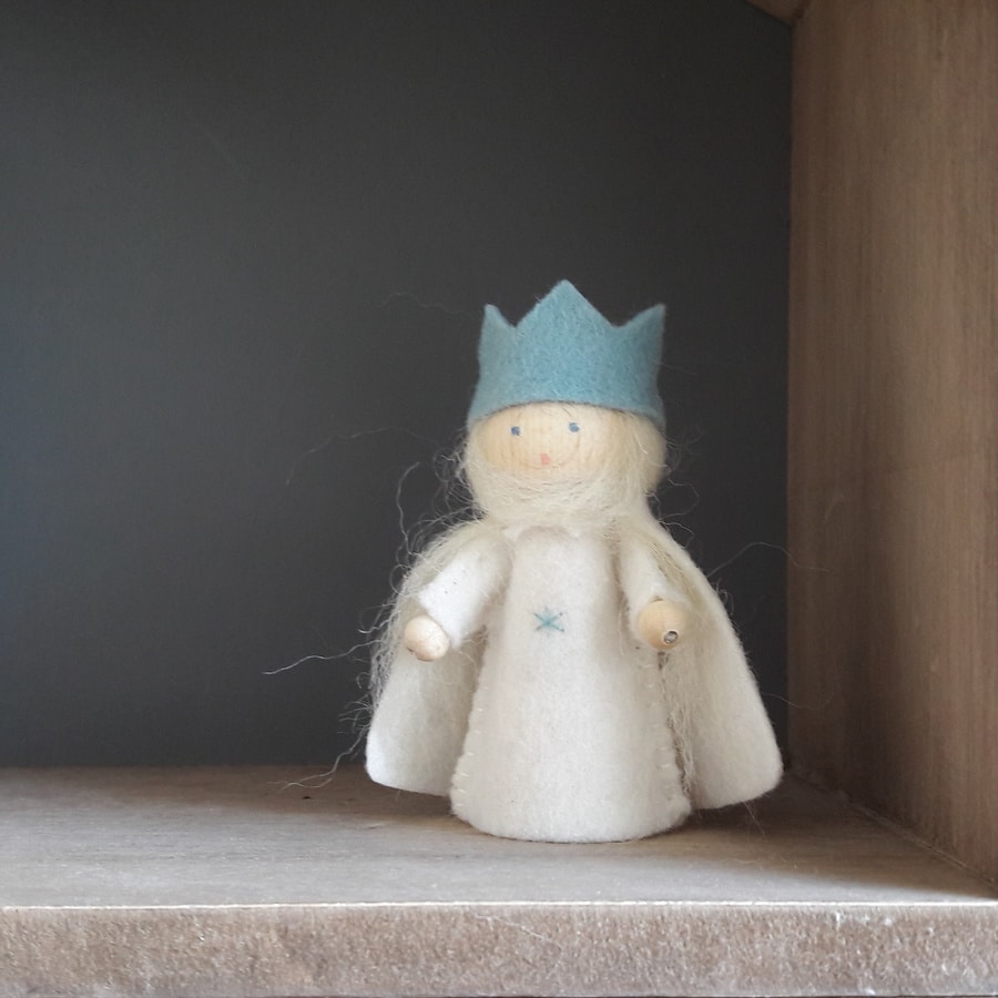 Le roi Hiver, un kit DIY pour réaliser un personnage en bois et feutrine de laine pour célébrer l'hiver