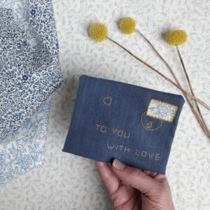 Le kit broderie de l'enveloppe mots doux bleue de Pique & Colegram