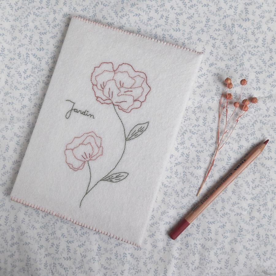 Le carnet brodé Jardin à réaliser grâce au kit broderie de pique & Colegram