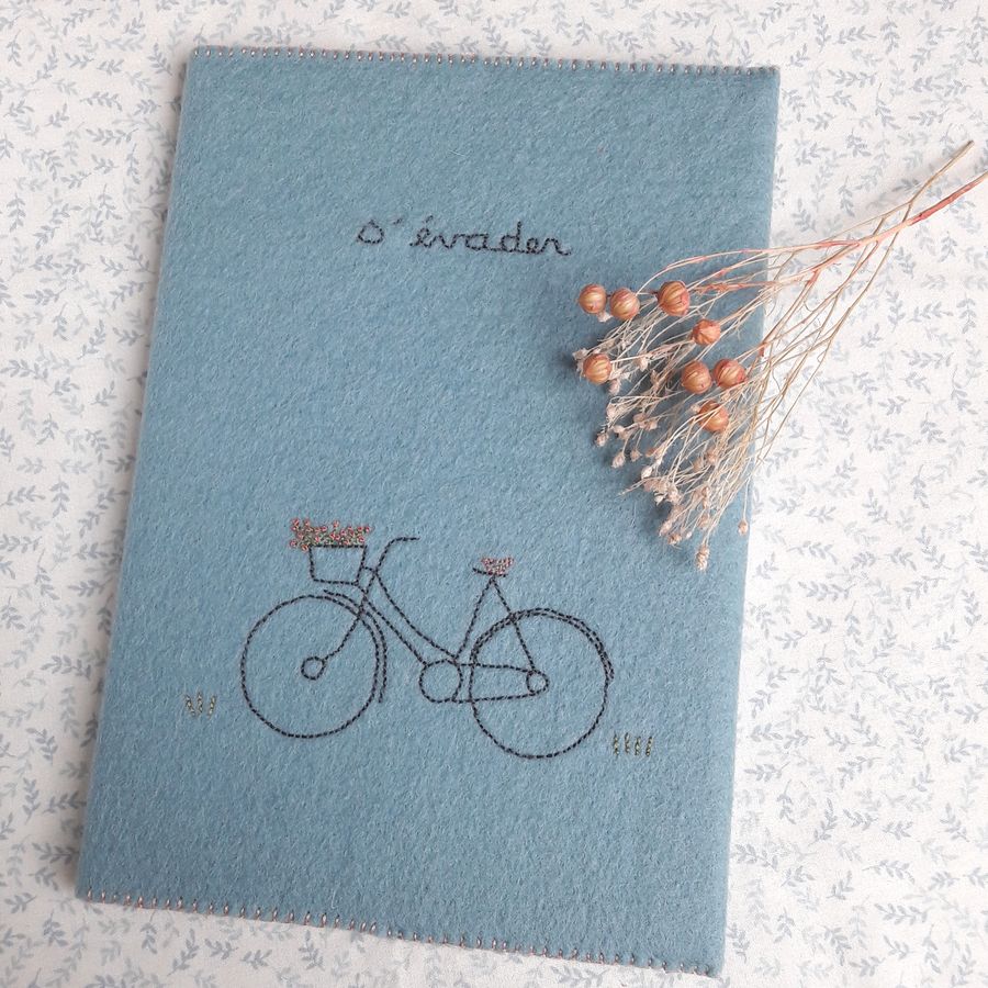 Le carnet brodé S'évader, un kit broderie de Pique & Colegram