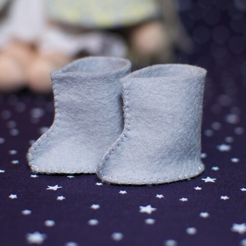 Les bottes en feutrine de laine sont à coudre pour les petits pieds des poupées Waldorf de 23cm