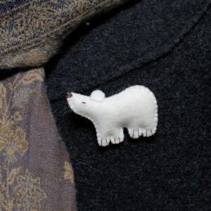 Le kit broche ours blanc en feutrine de laine, un accessoire Pique & Colegram