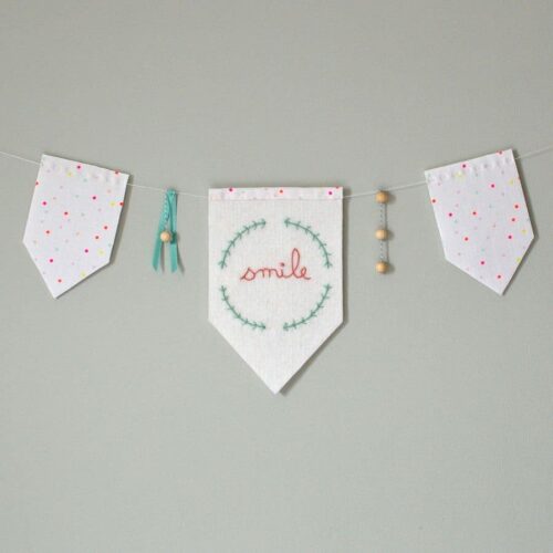 La guirlande Smile, un kit broderie pour confectionner une guirlande brodée poétique