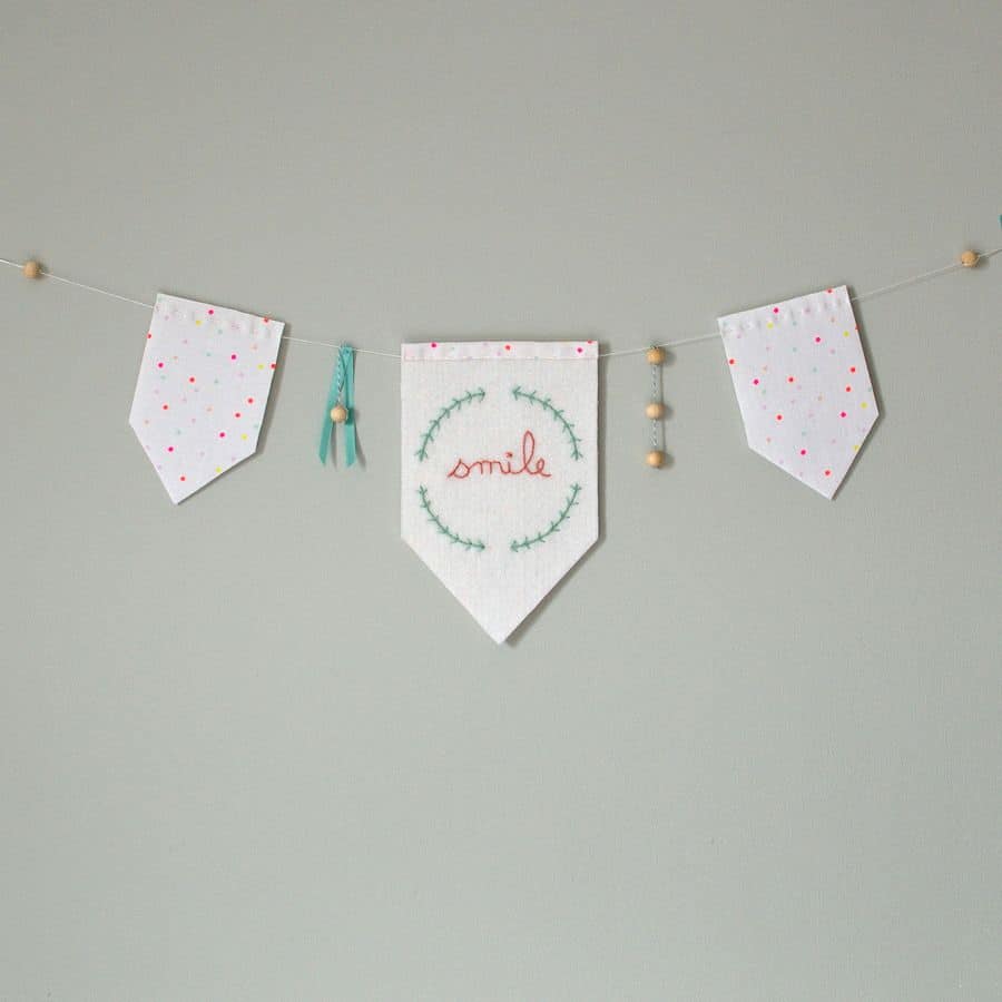 Le kit broderie de la guirlande Smile, un modèle Pique & Colegram