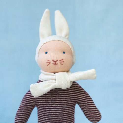 Le petit lapin rouge, un doudou d'inspiration Waldorf à confectionner soi-même grâce à un kit couture de qualité