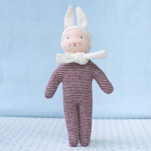 Le kit du petit lapin rouge, un doudou d'inspiration Waldorf