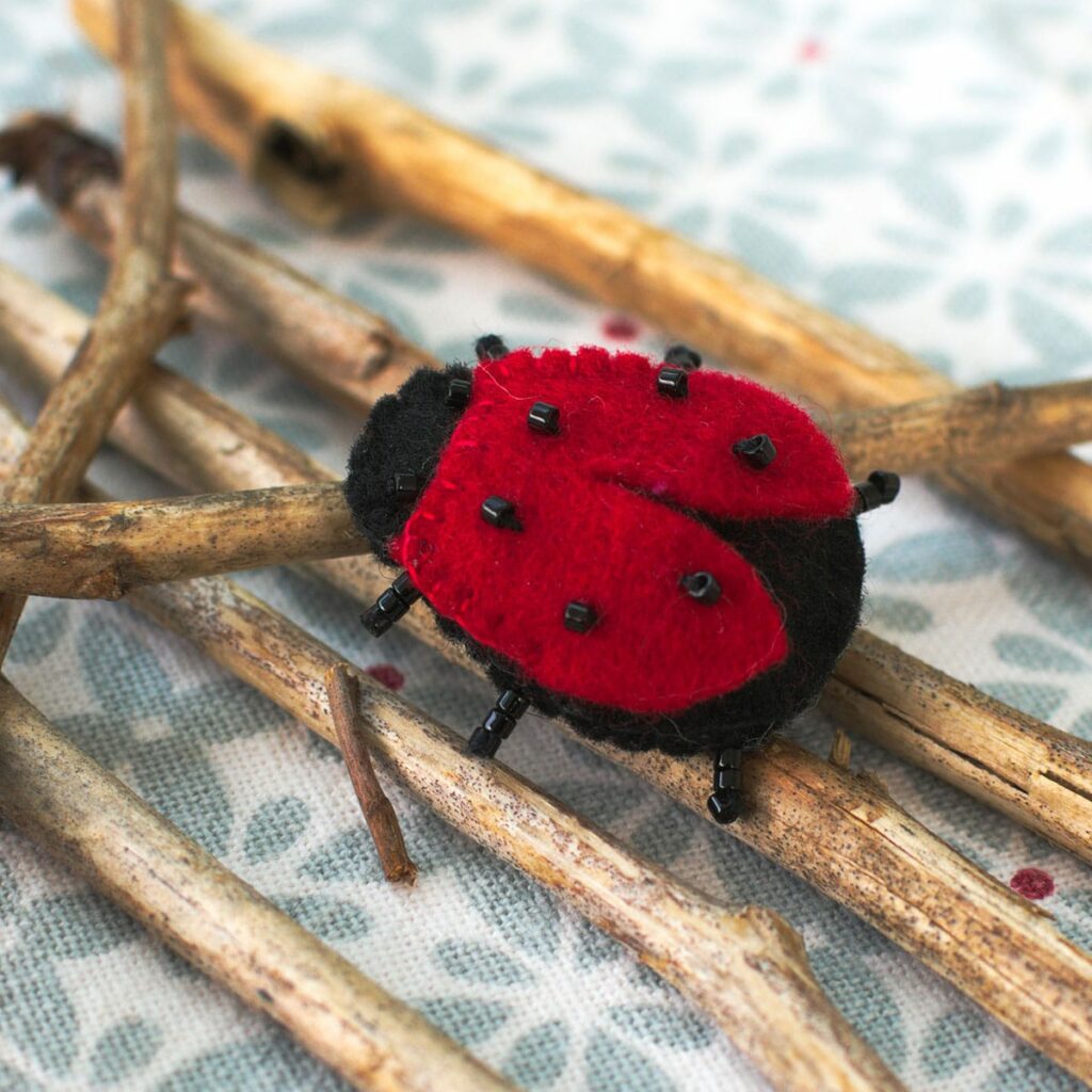 La coccinelle, un kit DIY, un accessoire en feutrine de laine et perles miyuki