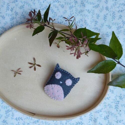 Le kit de la broche hibou anthracite et rose, une création Pique & Colegram