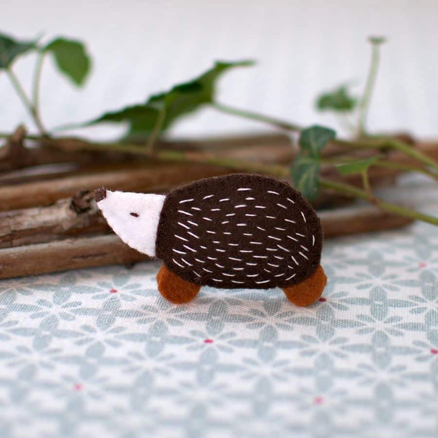 Le hérisson, un petit animal en feutrine de laine à confectionner grâce au kit DIY de Pique & Colegram