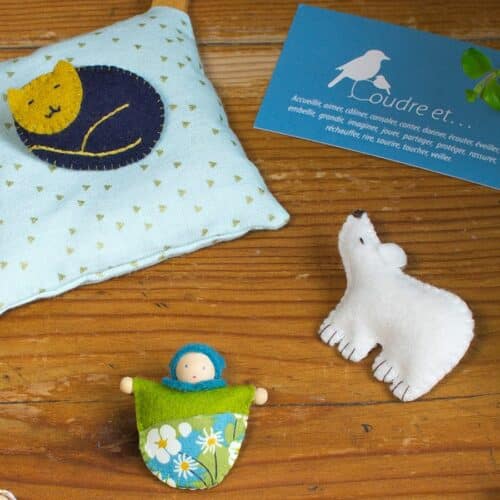 La poupée broche, la broche chat et la broche ours blancs, des kits feutrine de laine, des jolis accessoires