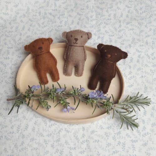 Les trois petits ours en feutrine de laine brodée, un kit DIY de Pique & Colegram