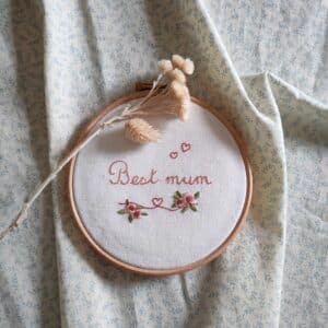 Le tambour brodé Best mum est un kit broderie de Pique & Colegram pour célébrer les mamans