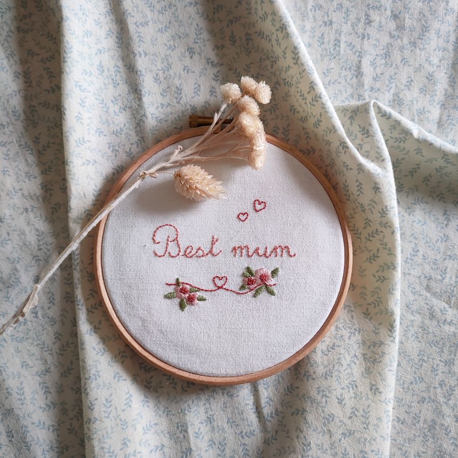 Le tambour brodé Best mum est un kit broderie de Pique & Colegram pour célébrer les mamans