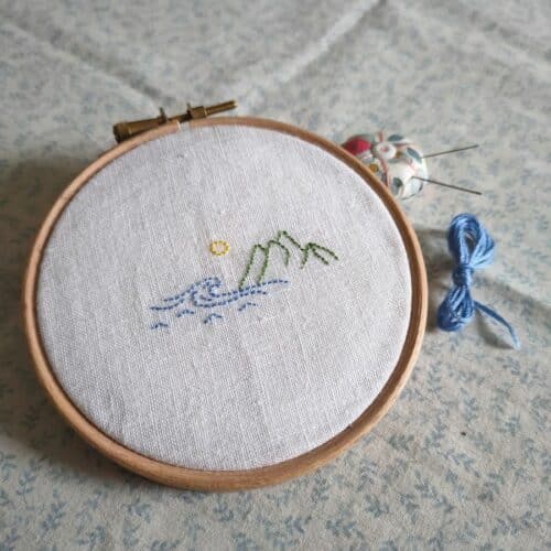 Le kit du tambour brodé Mer et montagnes est un kit broderie accessible aux débutants.