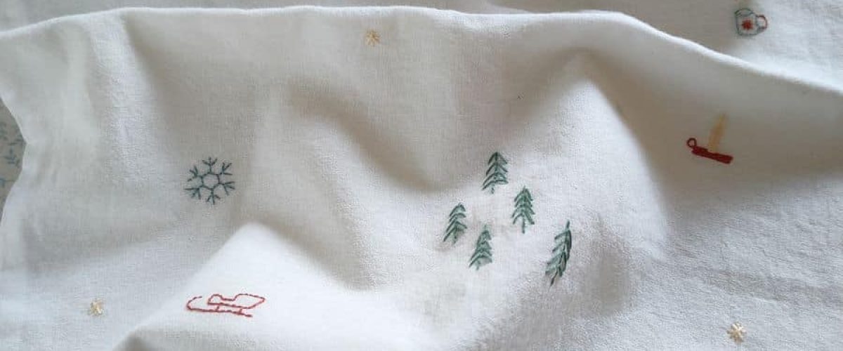 Le tote bag de l'hiver brodé est un kit broderie sur lequel vous broderez de jolis motifs de saison.